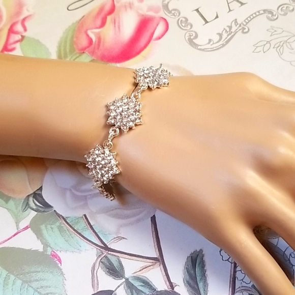 Hand Crafted Rhinestone Silver Tone Flower Design Bracelet - Picture 13 of 16
